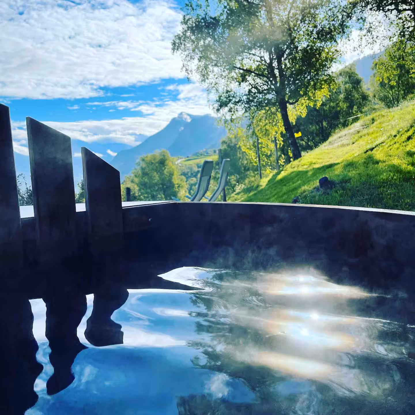 Bain nordique en plein air face aux montagnes