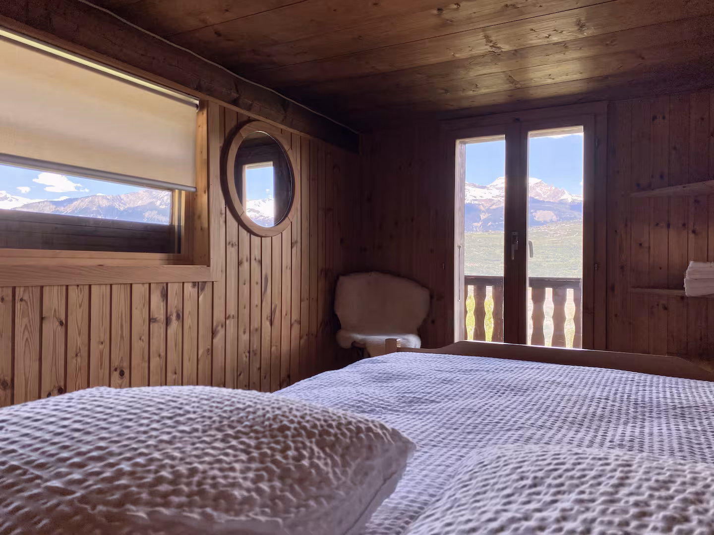 Chambre lambrissée avec vue sur les montagnes