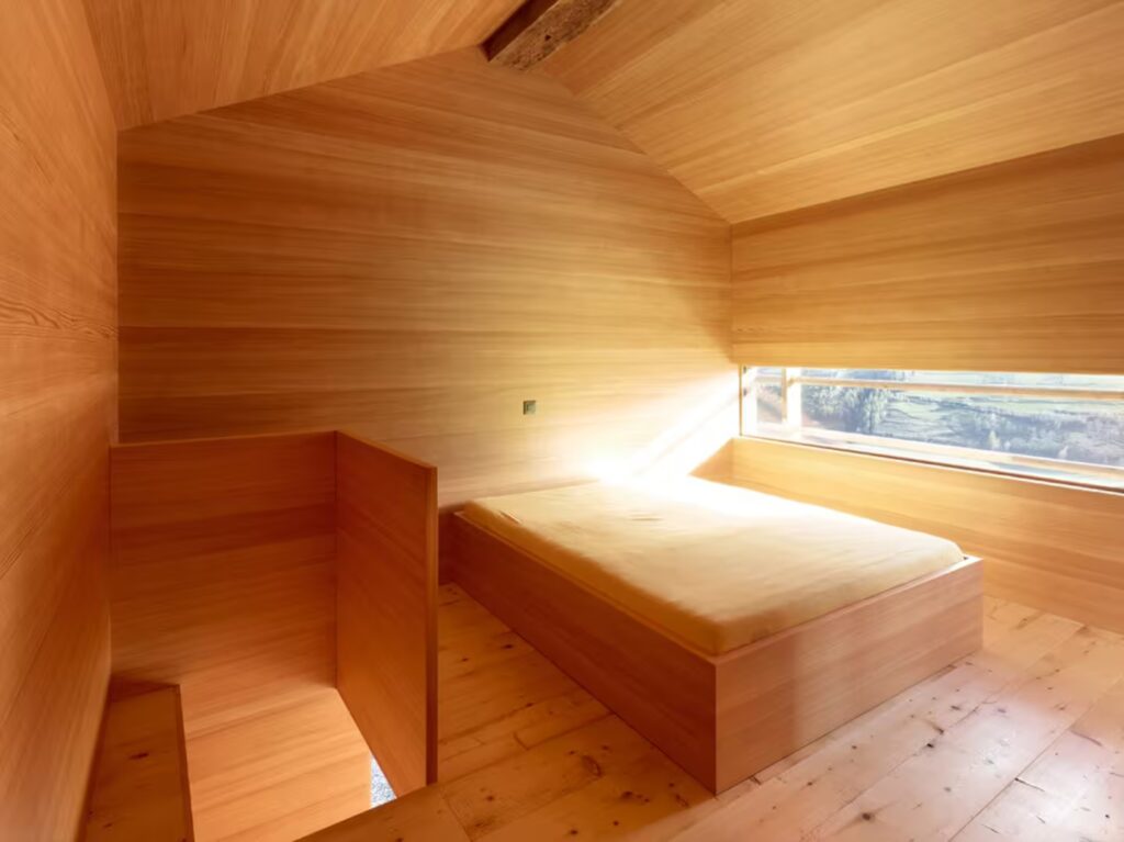 Chambre tout en bois de La Grange de Léonore
