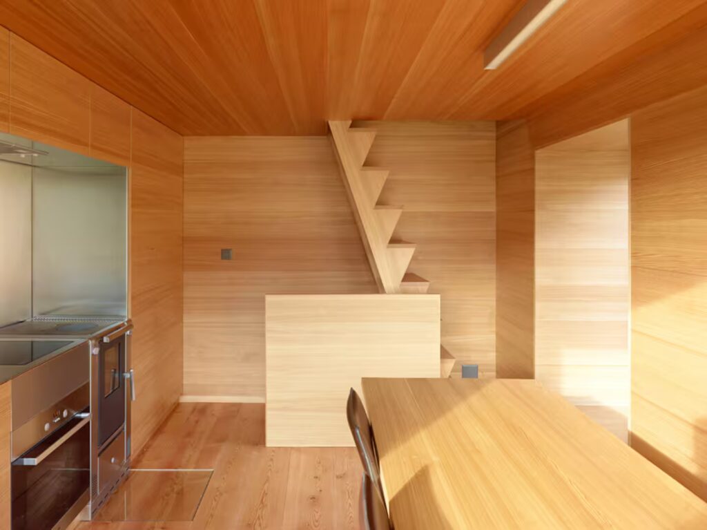 Cuisine et escalier en bois de La Grange de Léonore