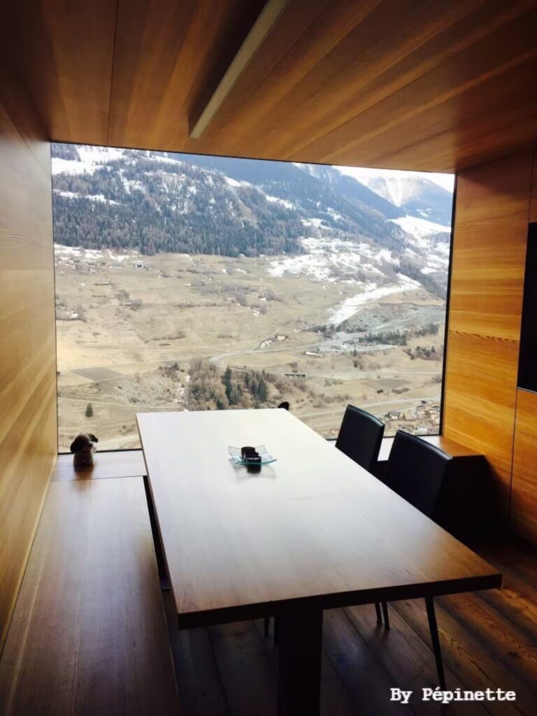 Salle à manger de La Grange de Léonore avec vue sur la vallée