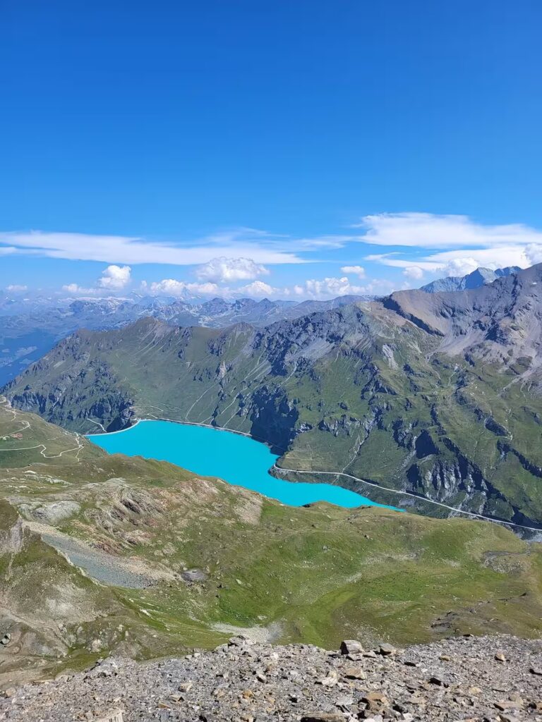 Lac de montagne turquoise entre les sommets