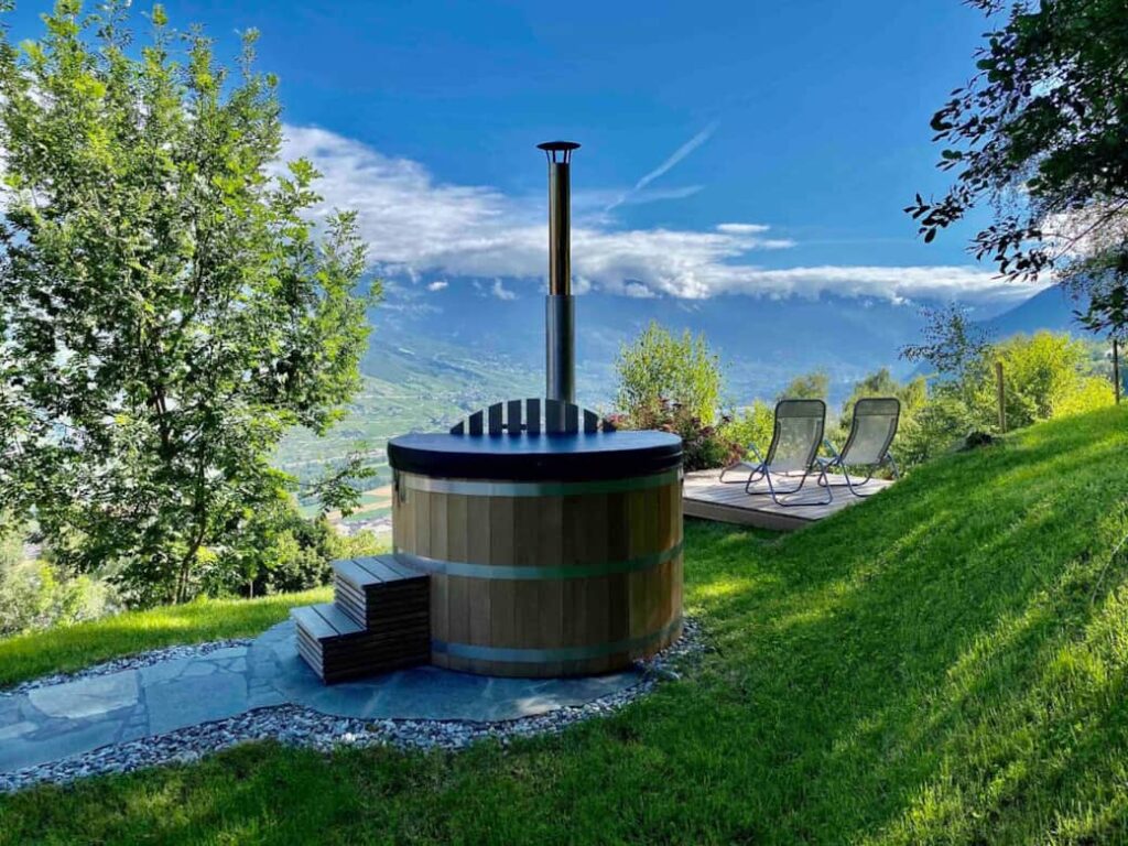 Bain nordique et transats dans le jardin du mayen de Lucien et Thérèse