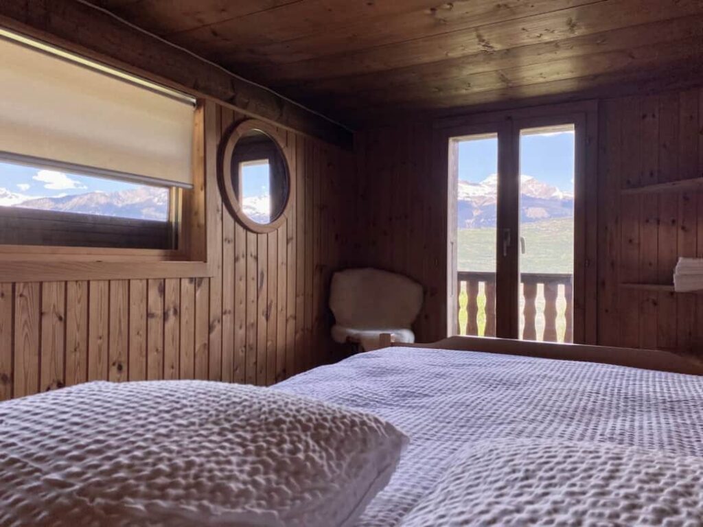 Chambre lambrissée du mayen de Lucien et Thérèse avec vue sur les Alpes