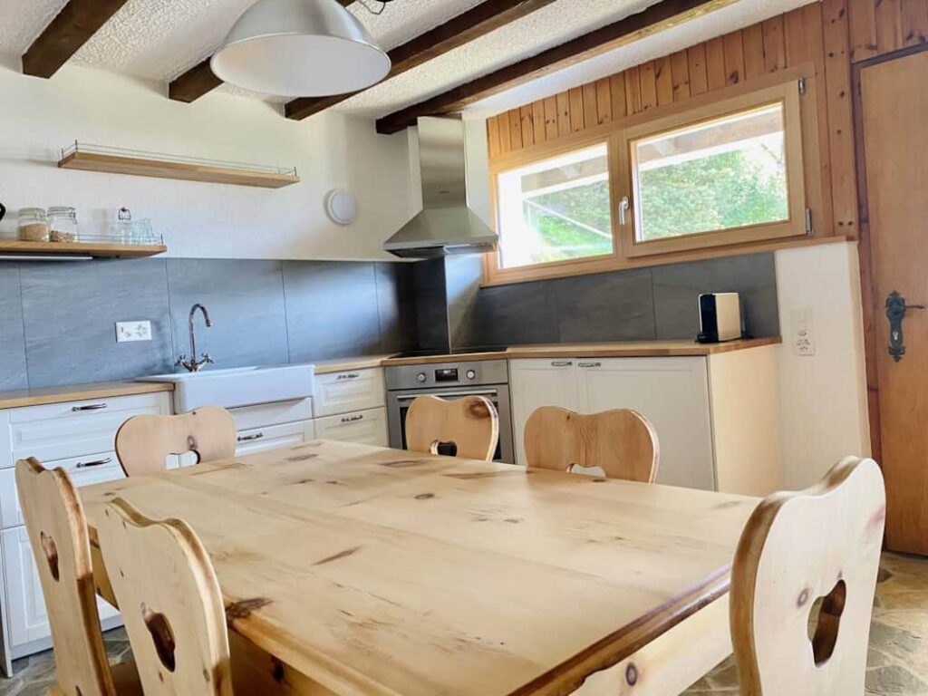 Cuisine et table en bois du mayen de Lucien et Thérèse