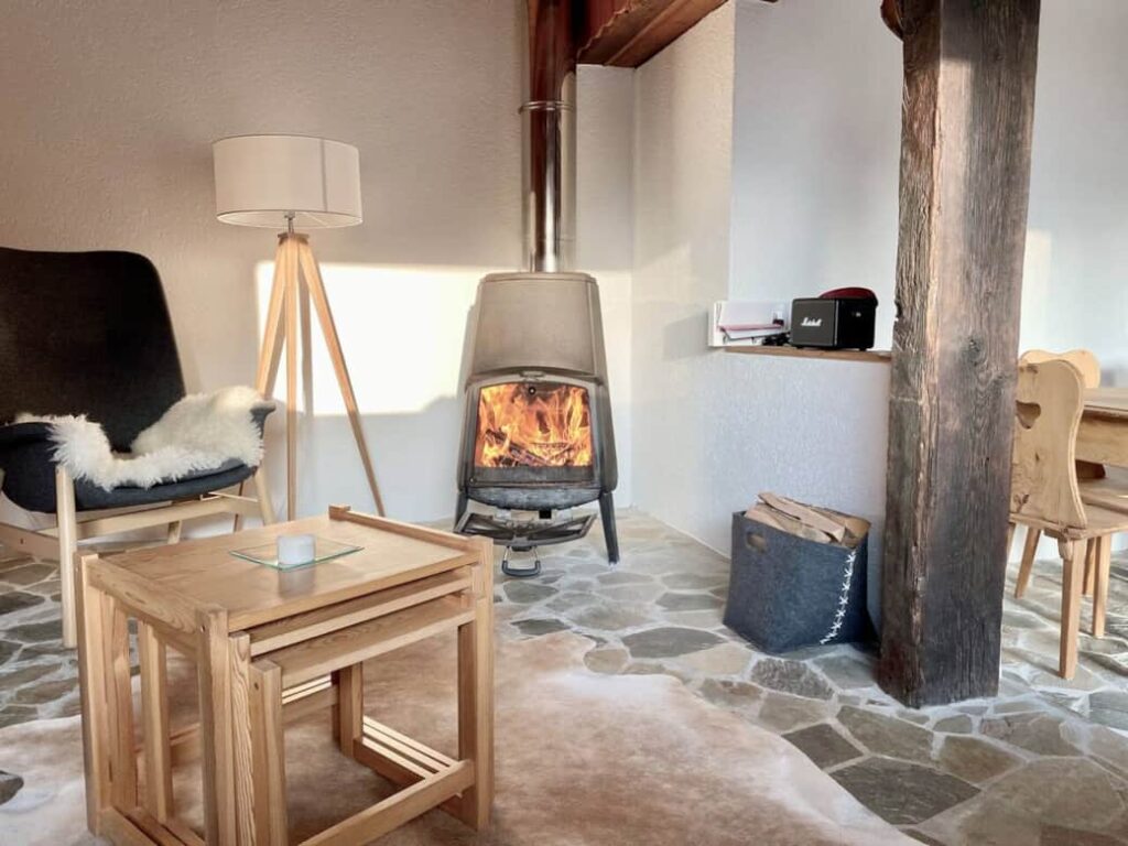 Salon avec poêle à bois du mayen de Lucien et Thérèse