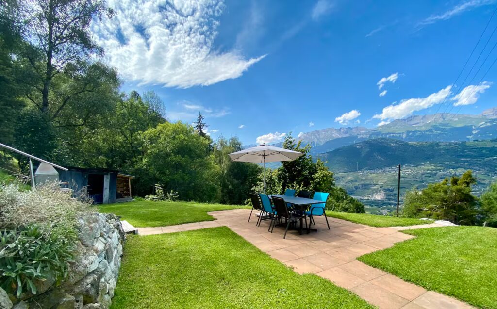Terrasse et jardin du mayen de Lucien et Thérèse avec vue sur la vallée