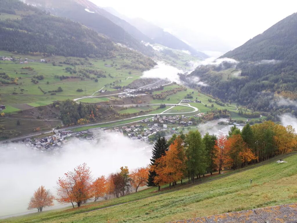 Vallée d’Orsières en automne dans la brume