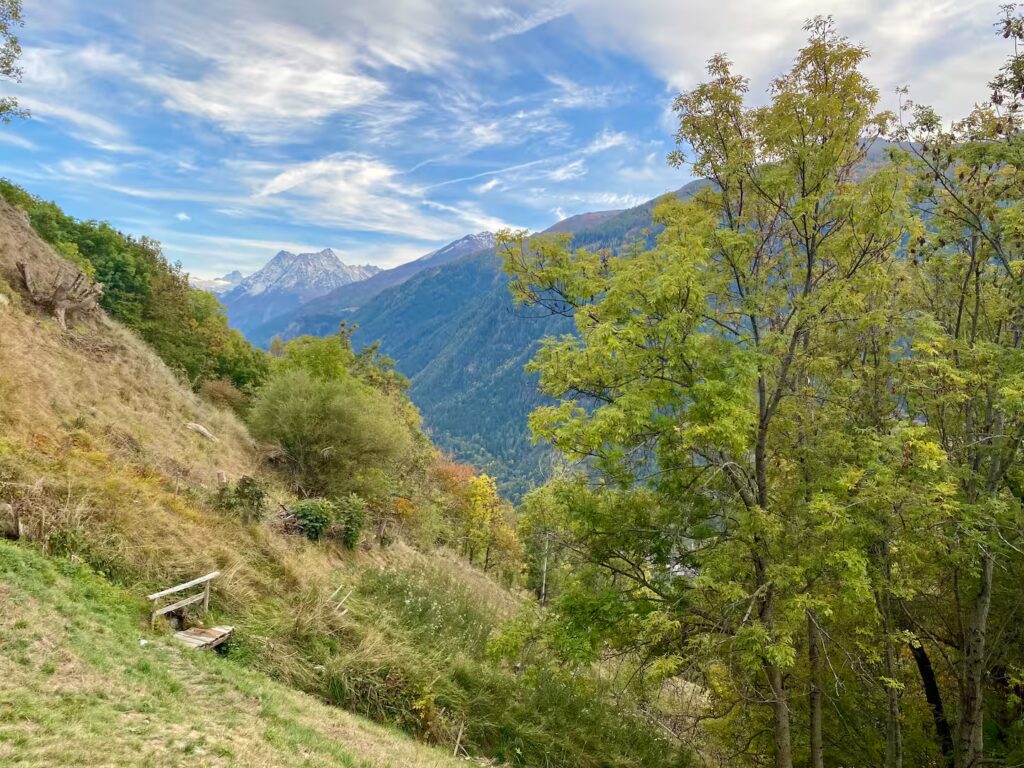 Mountain view around Le Raccard de Louise