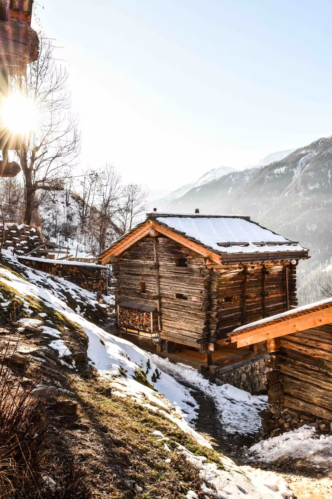 Raccard en bois au soleil d’hiver