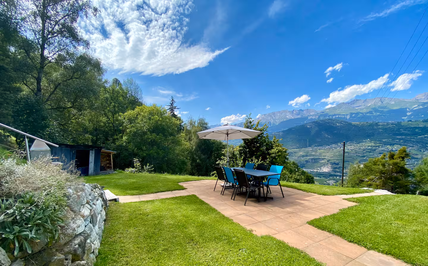 Terrasse et jardin avec vue sur la vallée du Rhône