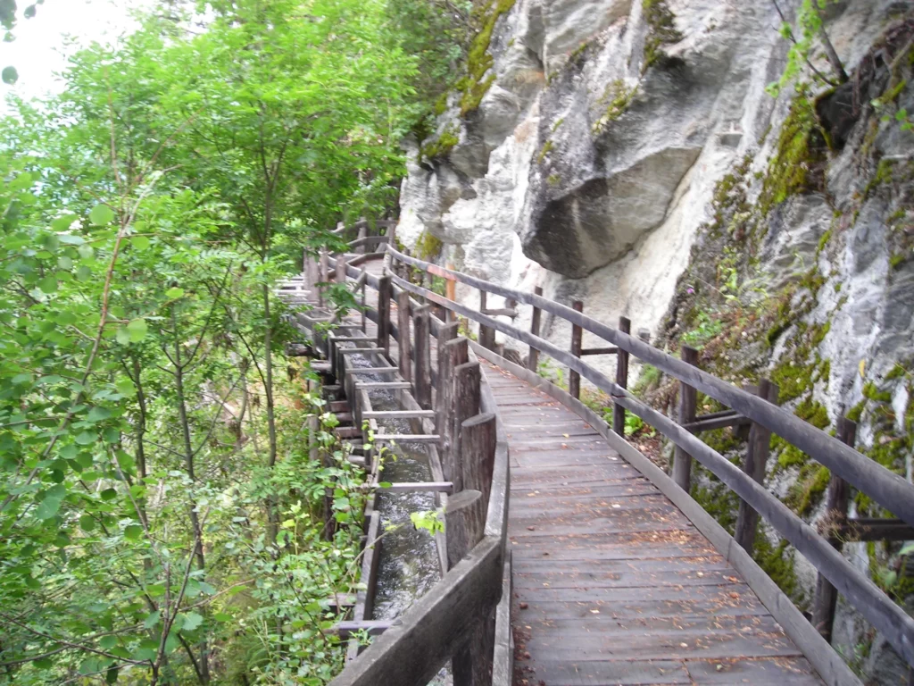 Passerelle en bois le long du Bisse de Vex