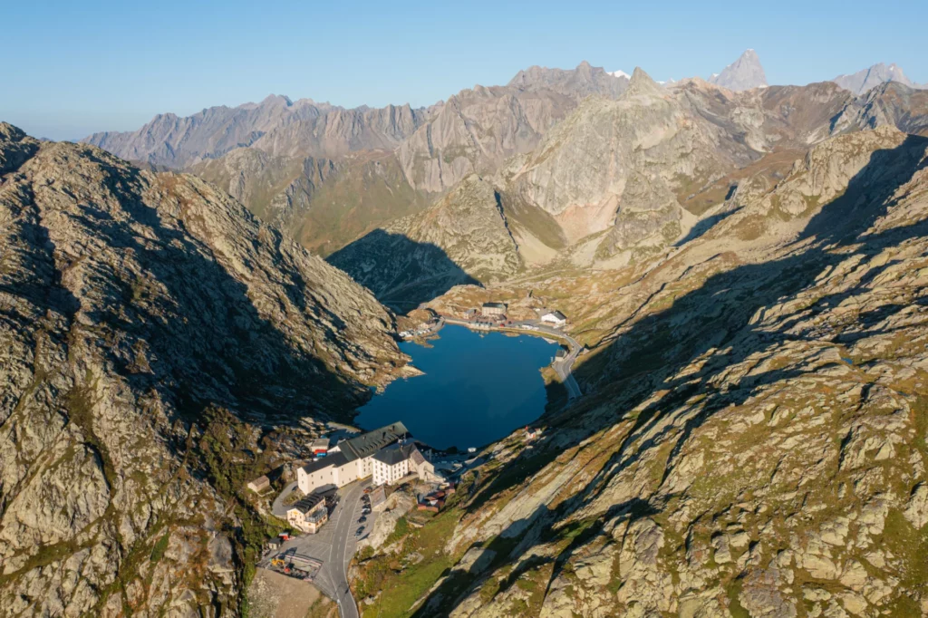 Grosser-St.-Bernhard-Pass mit See von oben