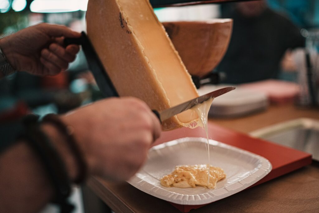 Raclette de fromage valaisan servie à l’assiette