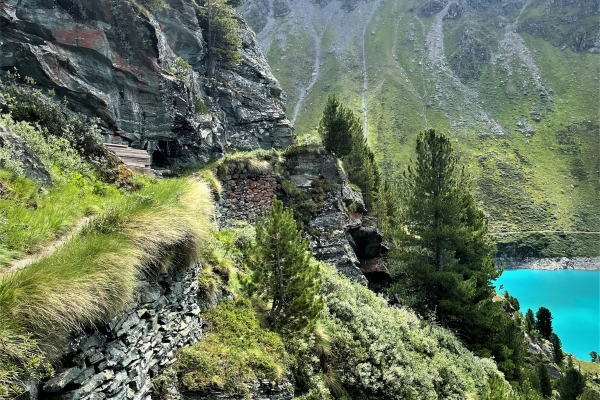Sentier panoramique au-dessus d’un lac turquoise