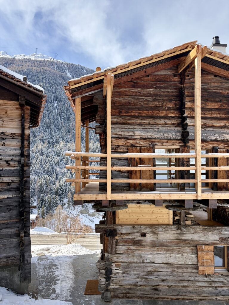 Balcon en bois du Grenier d’Isabelle en hiver