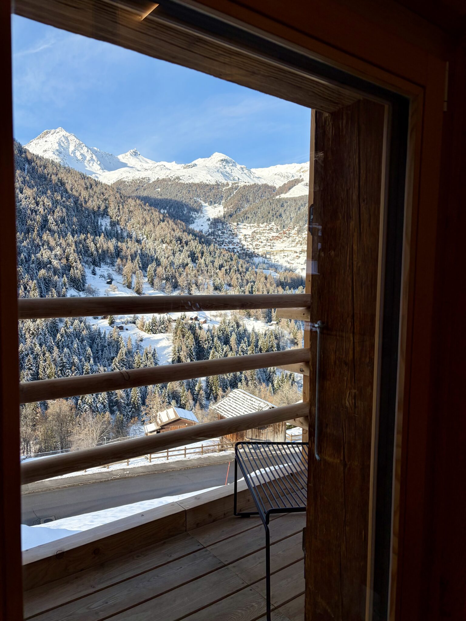 Vue sur les montagnes enneigées depuis le balcon du Grenier d’Isabelle