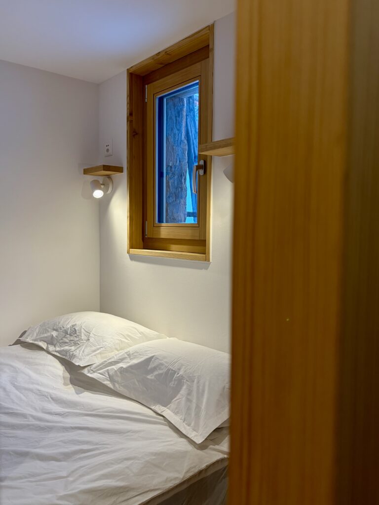 Chambre avec fenêtre sur la montagne au Grenier d’Isabelle