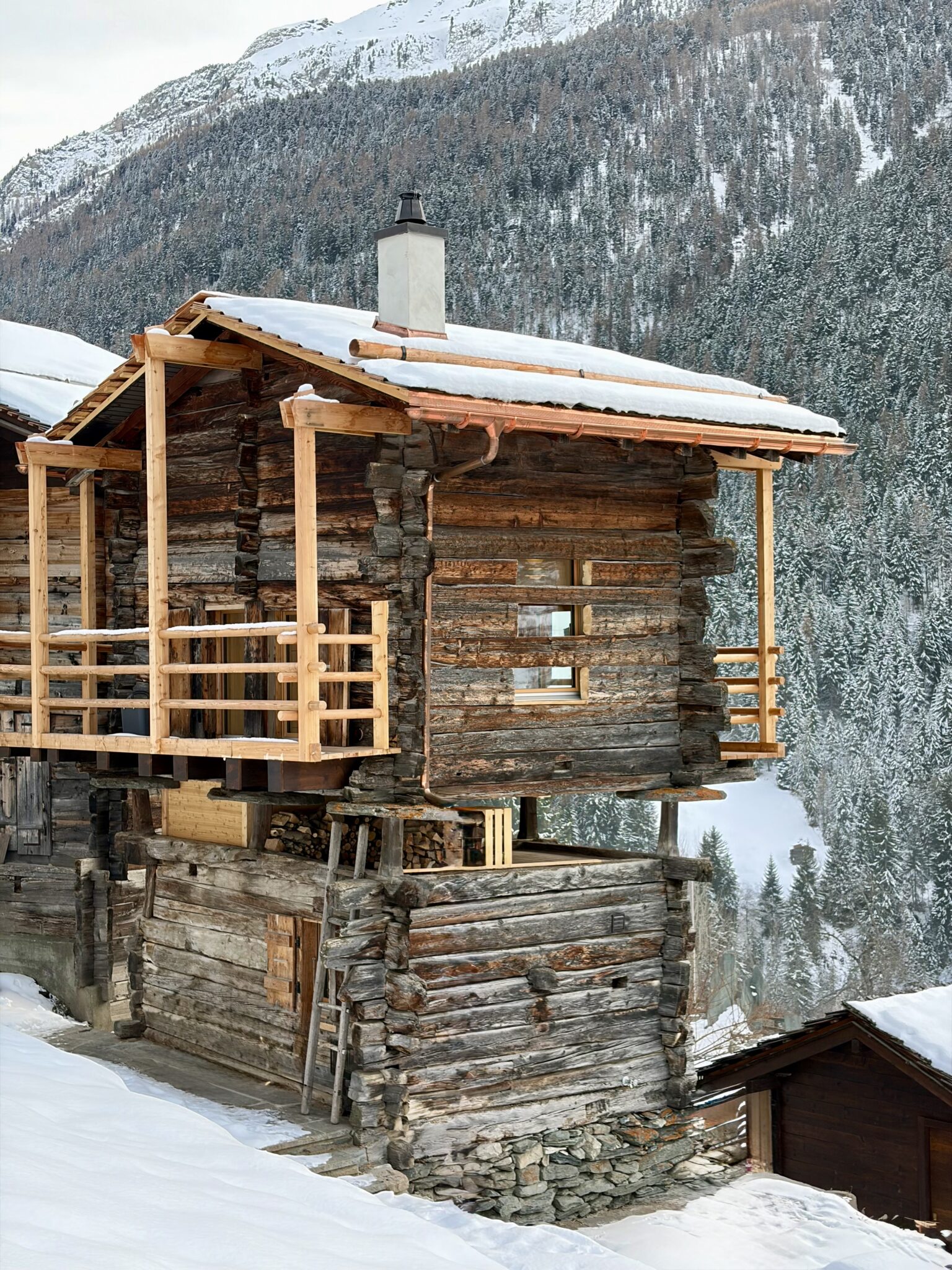 Le Grenier d’Isabelle en hiver face aux forêts enneigées
