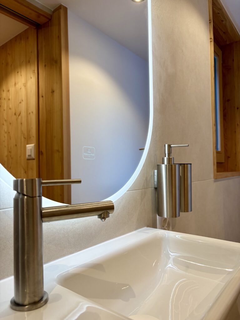 Lavabo et miroir lumineux de la salle de bain du Grenier d’Isabelle